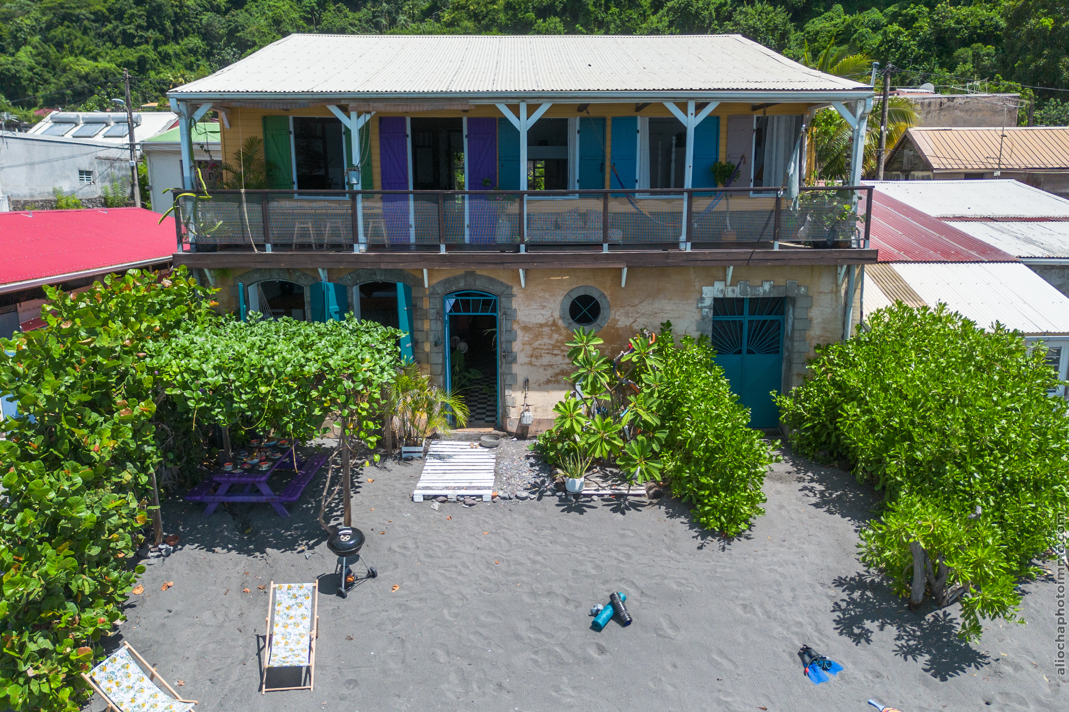 Vue aérienne par drone de la Maison Manman dlo sur la plage de Saint-Pierre, Martinique