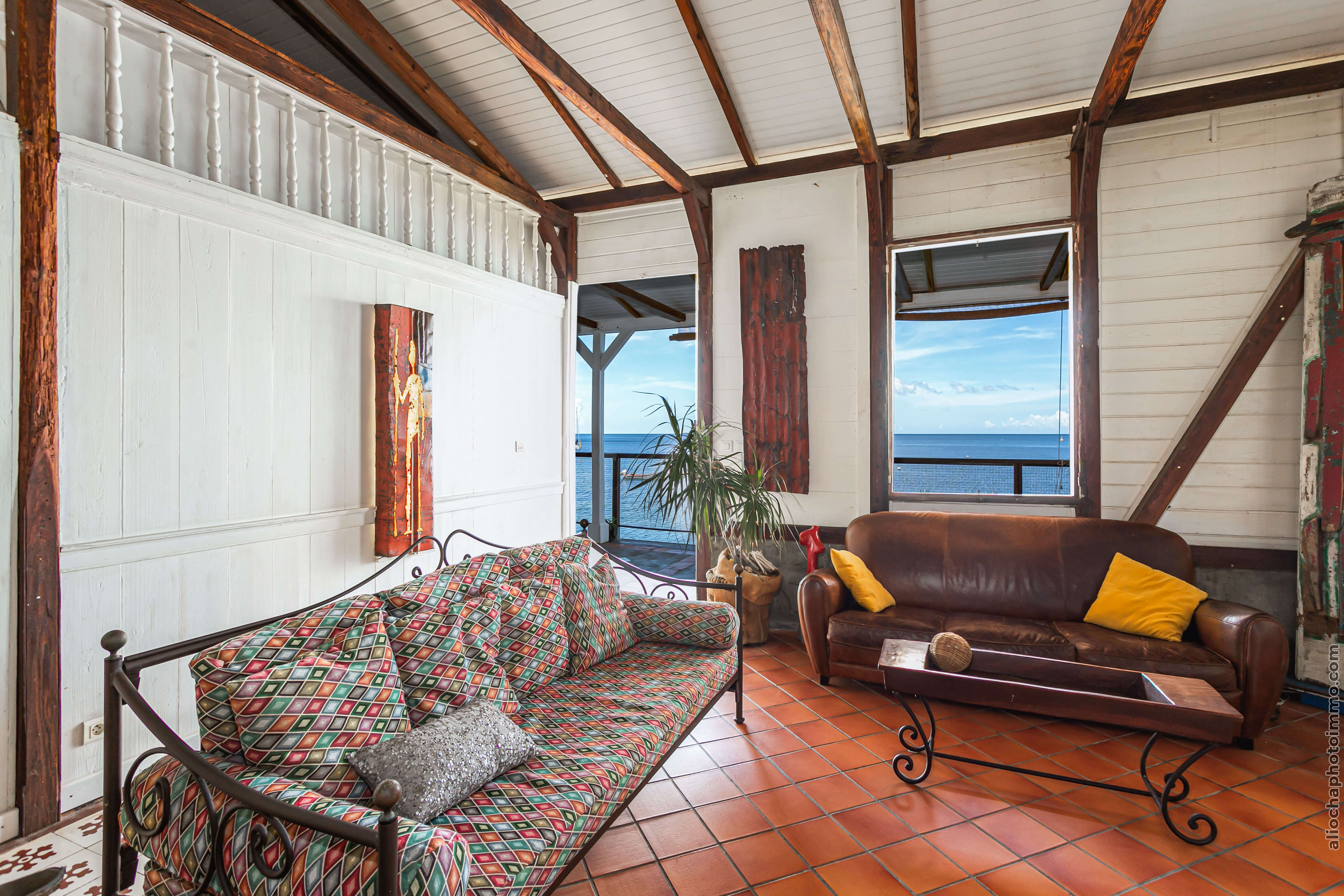 Salon lumineux avec vue sur la mer des Caraïbes et la Montagne Pelée