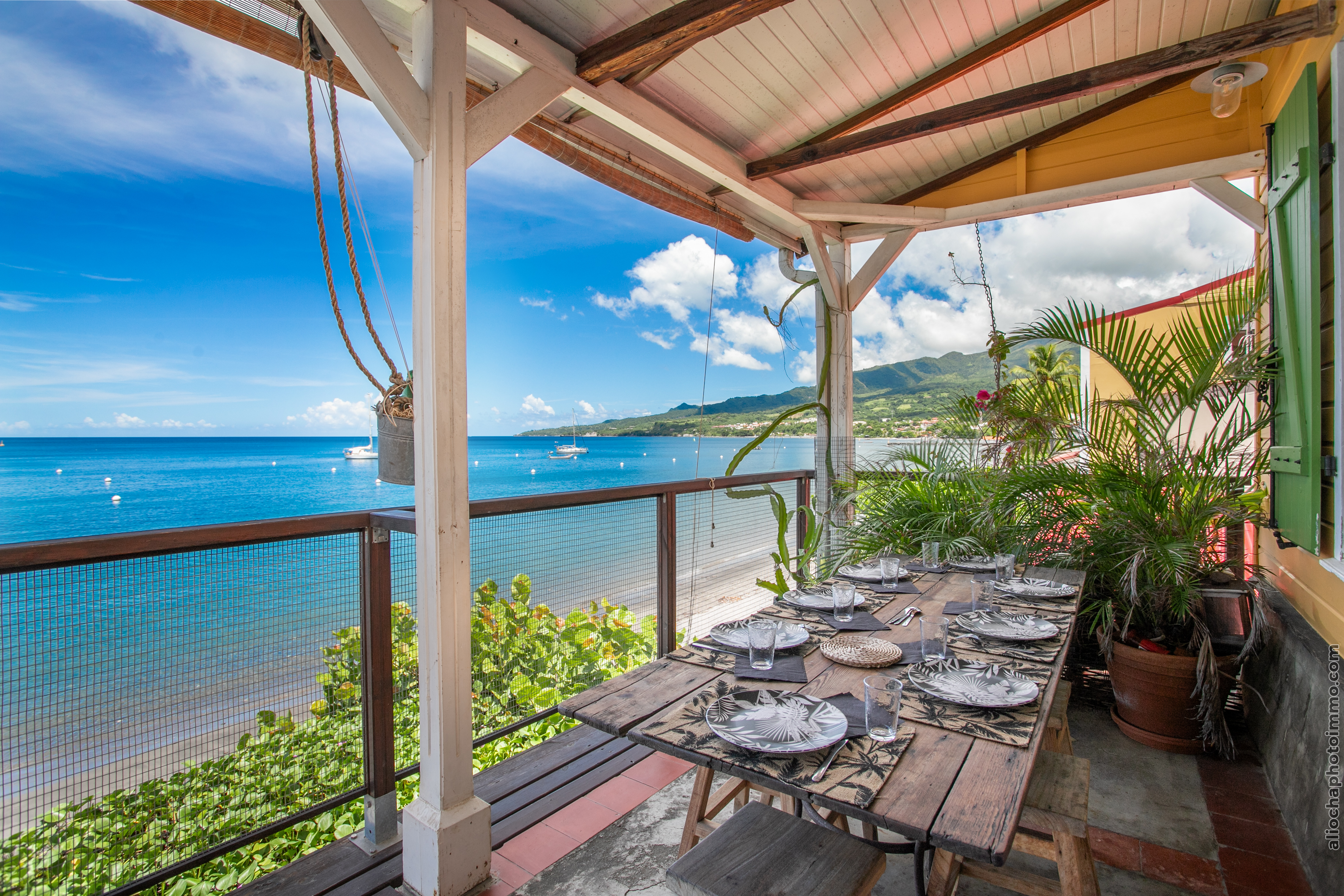 Vue de la terrasse de la Maison Manman dlo avec panorama sur la mer des Caraïbes à Saint-Pierre, Martinique